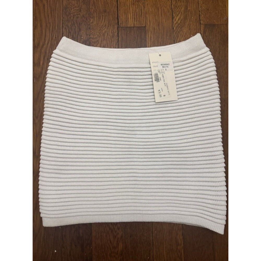 Hot and Delicious Womenโs White Mini Skirt Size Small